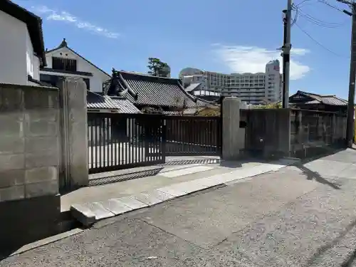 洞養寺の山門・神門