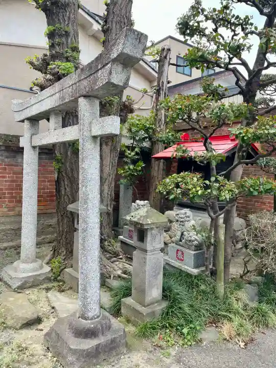 笠間稲荷神社の{uncategorized: "未分類", other: "その他", undefined: "問題あり", building: "その他建物", grave: "お墓", sacred_gate: "鳥居", guardian: "狛犬", statue: "像", buddha: "仏像", history: "歴史", nature: "自然", garden: "庭園", animal: "動物", pagoda: "塔", temizu: "手水舎", mountain_gate: "山門・神門", sanctuary: "本殿・本堂", subordinate: "末社・摂社", art: "芸術", scenery: "景色", jizo: "地蔵", ema: "絵馬", goshuin: "御朱印", omikuji: "おみくじ", items: "授与品その他", amulet: "お守り", goshuincho: "御朱印帳", eats: "食事", festival: "お祭り", votive_dance: "神楽", shichigosan: "七五三参", wedding: "結婚式", experience: "体験その他", initially: "初詣", around: "周辺", anti_infection: "感染症対策"}