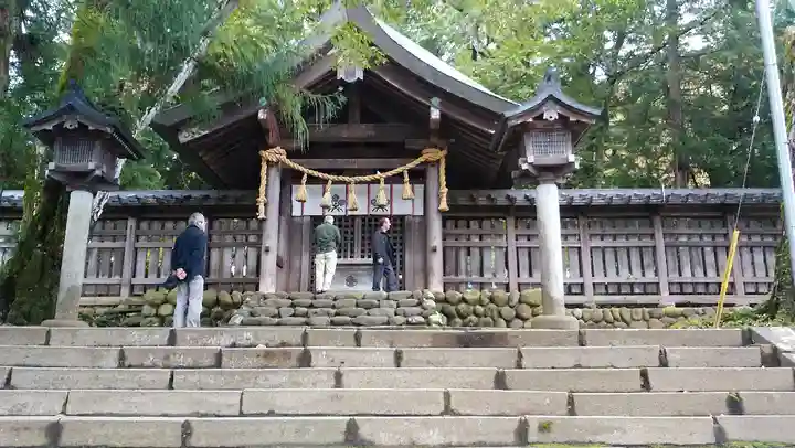 諏訪大社上社前宮の本殿・本堂