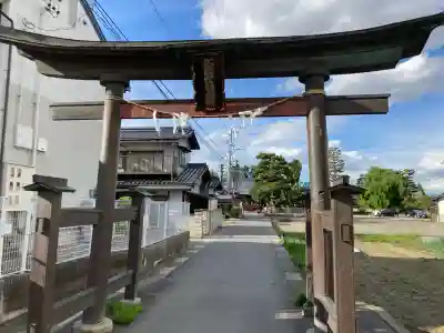 氷鉋斗賣神社の{uncategorized: "未分類", other: "その他", undefined: "問題あり", building: "その他建物", grave: "お墓", sacred_gate: "鳥居", guardian: "狛犬", statue: "像", buddha: "仏像", history: "歴史", nature: "自然", garden: "庭園", animal: "動物", pagoda: "塔", temizu: "手水舎", mountain_gate: "山門・神門", sanctuary: "本殿・本堂", subordinate: "末社・摂社", art: "芸術", scenery: "景色", jizo: "地蔵", ema: "絵馬", goshuin: "御朱印", omikuji: "おみくじ", items: "授与品その他", amulet: "お守り", goshuincho: "御朱印帳", eats: "食事", festival: "お祭り", votive_dance: "神楽", shichigosan: "七五三参", wedding: "結婚式", experience: "体験その他", initially: "初詣", around: "周辺", anti_infection: "感染症対策"}