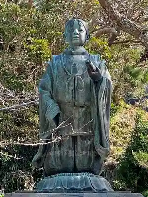 誕生寺の像