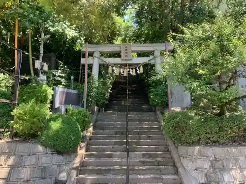 座間神社の鳥居