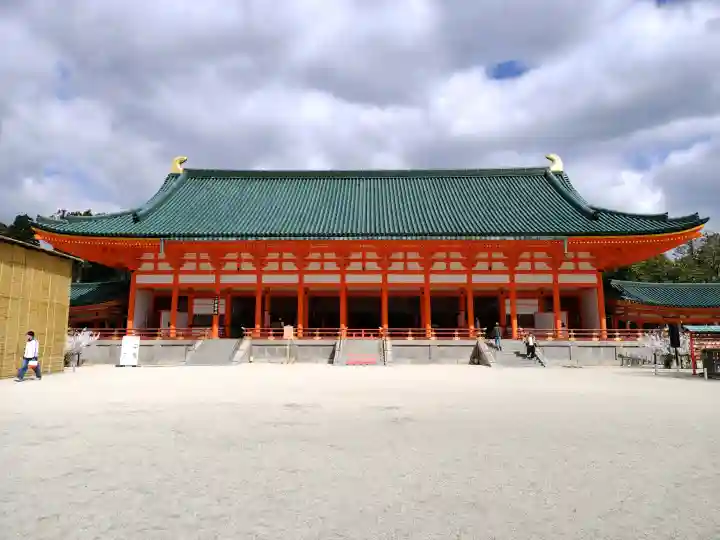 平安神宮の{uncategorized: "未分類", other: "その他", undefined: "問題あり", building: "その他建物", grave: "お墓", sacred_gate: "鳥居", guardian: "狛犬", statue: "像", buddha: "仏像", history: "歴史", nature: "自然", garden: "庭園", animal: "動物", pagoda: "塔", temizu: "手水舎", mountain_gate: "山門・神門", sanctuary: "本殿・本堂", subordinate: "末社・摂社", art: "芸術", scenery: "景色", jizo: "地蔵", ema: "絵馬", goshuin: "御朱印", omikuji: "おみくじ", items: "授与品その他", amulet: "お守り", goshuincho: "御朱印帳", eats: "食事", festival: "お祭り", votive_dance: "神楽", shichigosan: "七五三参", wedding: "結婚式", experience: "体験その他", initially: "初詣", around: "周辺", anti_infection: "感染症対策"}