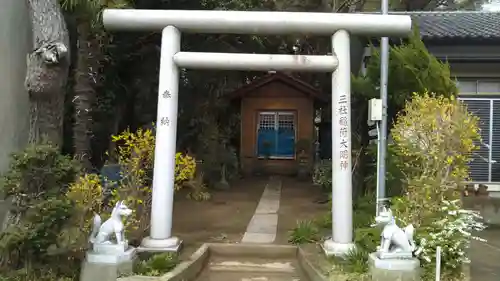 三社稲荷神社の鳥居