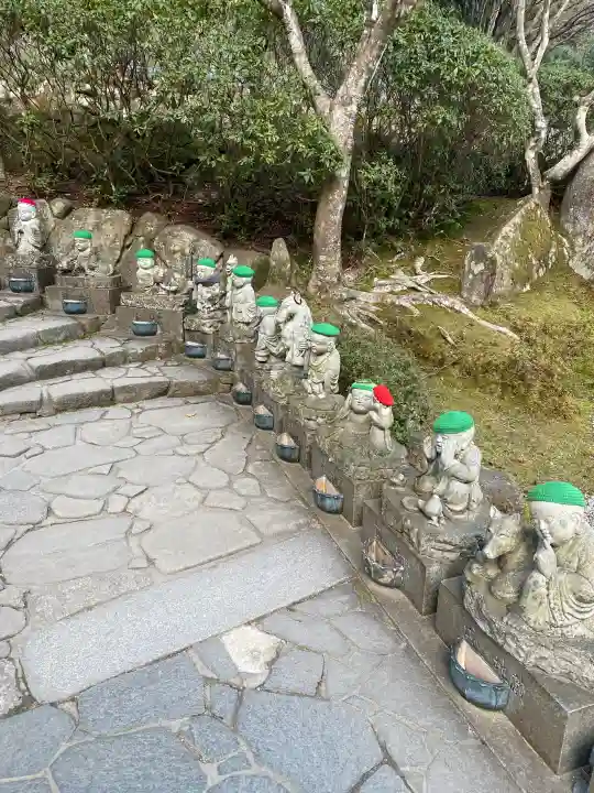 大聖院の{uncategorized: "未分類", other: "その他", undefined: "問題あり", building: "その他建物", grave: "お墓", sacred_gate: "鳥居", guardian: "狛犬", statue: "像", buddha: "仏像", history: "歴史", nature: "自然", garden: "庭園", animal: "動物", pagoda: "塔", temizu: "手水舎", mountain_gate: "山門・神門", sanctuary: "本殿・本堂", subordinate: "末社・摂社", art: "芸術", scenery: "景色", jizo: "地蔵", ema: "絵馬", goshuin: "御朱印", omikuji: "おみくじ", items: "授与品その他", amulet: "お守り", goshuincho: "御朱印帳", eats: "食事", festival: "お祭り", votive_dance: "神楽", shichigosan: "七五三参", wedding: "結婚式", experience: "体験その他", initially: "初詣", around: "周辺", anti_infection: "感染症対策"}