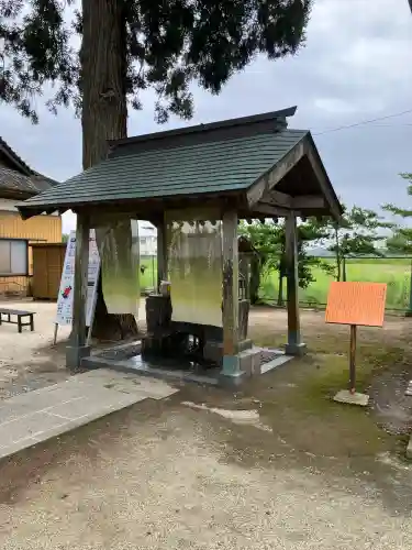 素鵞神社の{uncategorized: "未分類", other: "その他", undefined: "問題あり", building: "その他建物", grave: "お墓", sacred_gate: "鳥居", guardian: "狛犬", statue: "像", buddha: "仏像", history: "歴史", nature: "自然", garden: "庭園", animal: "動物", pagoda: "塔", temizu: "手水舎", mountain_gate: "山門・神門", sanctuary: "本殿・本堂", subordinate: "末社・摂社", art: "芸術", scenery: "景色", jizo: "地蔵", ema: "絵馬", goshuin: "御朱印", omikuji: "おみくじ", items: "授与品その他", amulet: "お守り", goshuincho: "御朱印帳", eats: "食事", festival: "お祭り", votive_dance: "神楽", shichigosan: "七五三参", wedding: "結婚式", experience: "体験その他", initially: "初詣", around: "周辺", anti_infection: "感染症対策"}