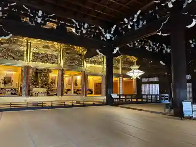 東本願寺（真宗本廟）の{uncategorized: "未分類", other: "その他", undefined: "問題あり", building: "その他建物", grave: "お墓", sacred_gate: "鳥居", guardian: "狛犬", statue: "像", buddha: "仏像", history: "歴史", nature: "自然", garden: "庭園", animal: "動物", pagoda: "塔", temizu: "手水舎", mountain_gate: "山門・神門", sanctuary: "本殿・本堂", subordinate: "末社・摂社", art: "芸術", scenery: "景色", jizo: "地蔵", ema: "絵馬", goshuin: "御朱印", omikuji: "おみくじ", items: "授与品その他", amulet: "お守り", goshuincho: "御朱印帳", eats: "食事", festival: "お祭り", votive_dance: "神楽", shichigosan: "七五三参", wedding: "結婚式", experience: "体験その他", initially: "初詣", around: "周辺", anti_infection: "感染症対策"}