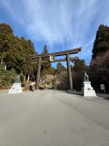 秋葉山本宮 秋葉神社 上社の{uncategorized: "未分類", other: "その他", undefined: "問題あり", building: "その他建物", grave: "お墓", sacred_gate: "鳥居", guardian: "狛犬", statue: "像", buddha: "仏像", history: "歴史", nature: "自然", garden: "庭園", animal: "動物", pagoda: "塔", temizu: "手水舎", mountain_gate: "山門・神門", sanctuary: "本殿・本堂", subordinate: "末社・摂社", art: "芸術", scenery: "景色", jizo: "地蔵", ema: "絵馬", goshuin: "御朱印", omikuji: "おみくじ", items: "授与品その他", amulet: "お守り", goshuincho: "御朱印帳", eats: "食事", festival: "お祭り", votive_dance: "神楽", shichigosan: "七五三参", wedding: "結婚式", experience: "体験その他", initially: "初詣", around: "周辺", anti_infection: "感染症対策"}