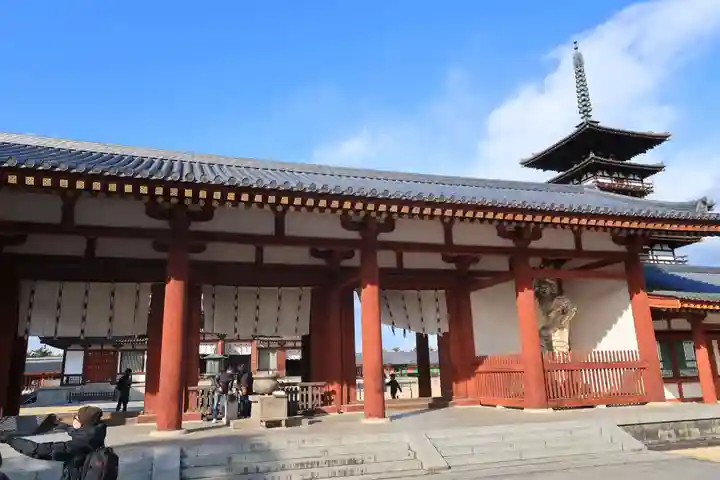 薬師寺の山門・神門