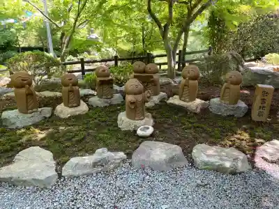 宝徳寺の{uncategorized: "未分類", other: "その他", undefined: "問題あり", building: "その他建物", grave: "お墓", sacred_gate: "鳥居", guardian: "狛犬", statue: "像", buddha: "仏像", history: "歴史", nature: "自然", garden: "庭園", animal: "動物", pagoda: "塔", temizu: "手水舎", mountain_gate: "山門・神門", sanctuary: "本殿・本堂", subordinate: "末社・摂社", art: "芸術", scenery: "景色", jizo: "地蔵", ema: "絵馬", goshuin: "御朱印", omikuji: "おみくじ", items: "授与品その他", amulet: "お守り", goshuincho: "御朱印帳", eats: "食事", festival: "お祭り", votive_dance: "神楽", shichigosan: "七五三参", wedding: "結婚式", experience: "体験その他", initially: "初詣", around: "周辺", anti_infection: "感染症対策"}