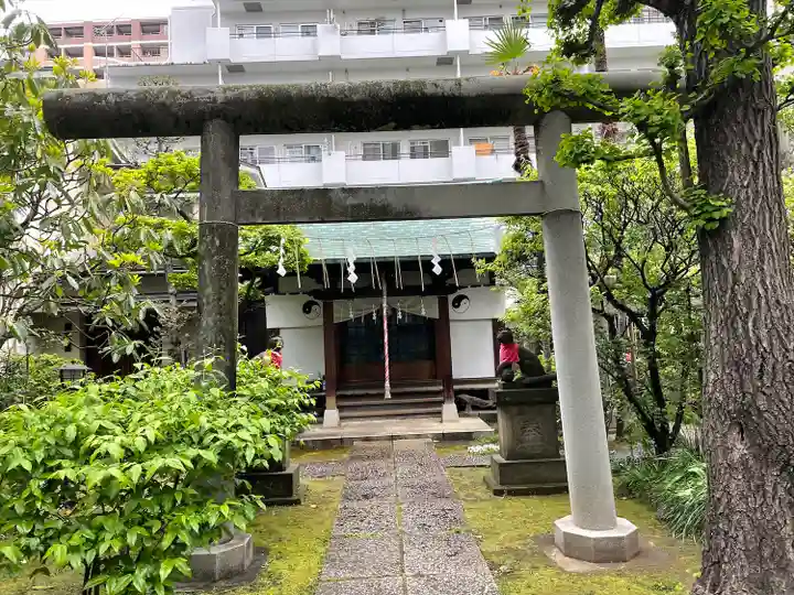 於岩稲荷田宮神社の鳥居