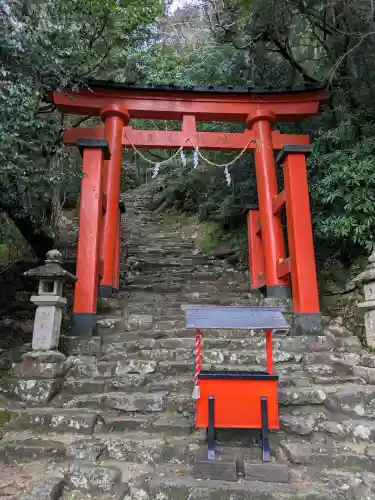 神倉神社（熊野速玉大社摂社）の{uncategorized: "未分類", other: "その他", undefined: "問題あり", building: "その他建物", grave: "お墓", sacred_gate: "鳥居", guardian: "狛犬", statue: "像", buddha: "仏像", history: "歴史", nature: "自然", garden: "庭園", animal: "動物", pagoda: "塔", temizu: "手水舎", mountain_gate: "山門・神門", sanctuary: "本殿・本堂", subordinate: "末社・摂社", art: "芸術", scenery: "景色", jizo: "地蔵", ema: "絵馬", goshuin: "御朱印", omikuji: "おみくじ", items: "授与品その他", amulet: "お守り", goshuincho: "御朱印帳", eats: "食事", festival: "お祭り", votive_dance: "神楽", shichigosan: "七五三参", wedding: "結婚式", experience: "体験その他", initially: "初詣", around: "周辺", anti_infection: "感染症対策"}