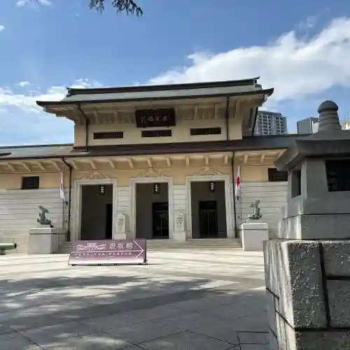 靖國神社の{uncategorized: "未分類", other: "その他", undefined: "問題あり", building: "その他建物", grave: "お墓", sacred_gate: "鳥居", guardian: "狛犬", statue: "像", buddha: "仏像", history: "歴史", nature: "自然", garden: "庭園", animal: "動物", pagoda: "塔", temizu: "手水舎", mountain_gate: "山門・神門", sanctuary: "本殿・本堂", subordinate: "末社・摂社", art: "芸術", scenery: "景色", jizo: "地蔵", ema: "絵馬", goshuin: "御朱印", omikuji: "おみくじ", items: "授与品その他", amulet: "お守り", goshuincho: "御朱印帳", eats: "食事", festival: "お祭り", votive_dance: "神楽", shichigosan: "七五三参", wedding: "結婚式", experience: "体験その他", initially: "初詣", around: "周辺", anti_infection: "感染症対策"}