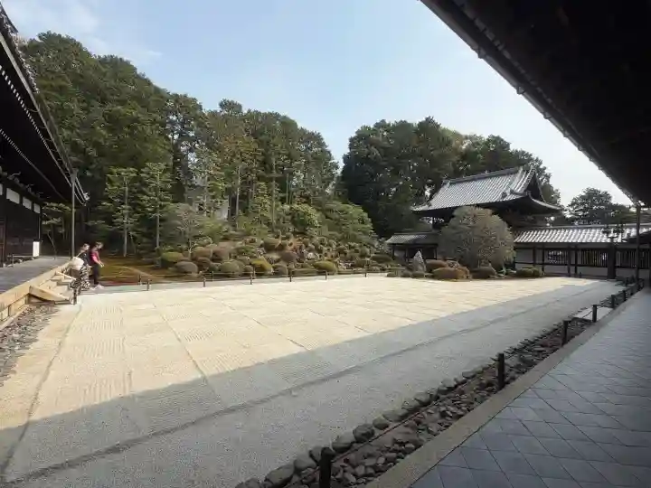 東福禅寺(東福寺)の{uncategorized: "未分類", other: "その他", undefined: "問題あり", building: "その他建物", grave: "お墓", sacred_gate: "鳥居", guardian: "狛犬", statue: "像", buddha: "仏像", history: "歴史", nature: "自然", garden: "庭園", animal: "動物", pagoda: "塔", temizu: "手水舎", mountain_gate: "山門・神門", sanctuary: "本殿・本堂", subordinate: "末社・摂社", art: "芸術", scenery: "景色", jizo: "地蔵", ema: "絵馬", goshuin: "御朱印", omikuji: "おみくじ", items: "授与品その他", amulet: "お守り", goshuincho: "御朱印帳", eats: "食事", festival: "お祭り", votive_dance: "神楽", shichigosan: "七五三参", wedding: "結婚式", experience: "体験その他", initially: "初詣", around: "周辺", anti_infection: "感染症対策"}