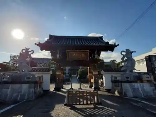 本栖寺の山門