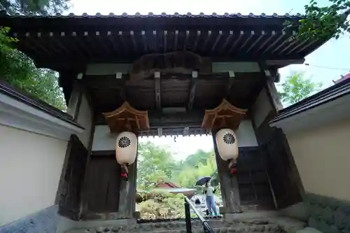 目の霊山　油山寺の山門