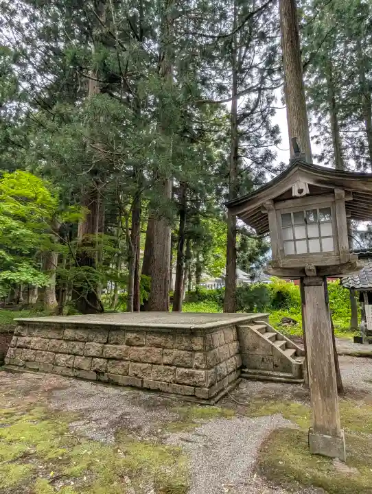 雄山神社中宮祈願殿の{uncategorized: "未分類", other: "その他", undefined: "問題あり", building: "その他建物", grave: "お墓", sacred_gate: "鳥居", guardian: "狛犬", statue: "像", buddha: "仏像", history: "歴史", nature: "自然", garden: "庭園", animal: "動物", pagoda: "塔", temizu: "手水舎", mountain_gate: "山門・神門", sanctuary: "本殿・本堂", subordinate: "末社・摂社", art: "芸術", scenery: "景色", jizo: "地蔵", ema: "絵馬", goshuin: "御朱印", omikuji: "おみくじ", items: "授与品その他", amulet: "お守り", goshuincho: "御朱印帳", eats: "食事", festival: "お祭り", votive_dance: "神楽", shichigosan: "七五三参", wedding: "結婚式", experience: "体験その他", initially: "初詣", around: "周辺", anti_infection: "感染症対策"}
