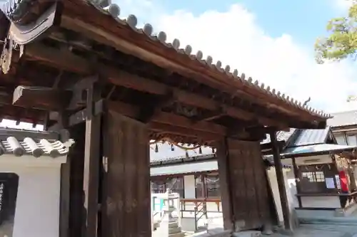 糸碕神社の山門