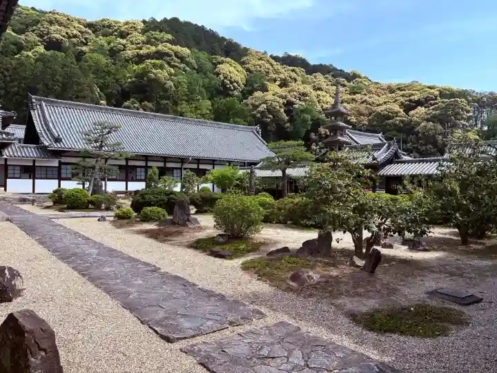 興聖寺(興聖寶林禅寺)の{uncategorized: "未分類", other: "その他", undefined: "問題あり", building: "その他建物", grave: "お墓", sacred_gate: "鳥居", guardian: "狛犬", statue: "像", buddha: "仏像", history: "歴史", nature: "自然", garden: "庭園", animal: "動物", pagoda: "塔", temizu: "手水舎", mountain_gate: "山門・神門", sanctuary: "本殿・本堂", subordinate: "末社・摂社", art: "芸術", scenery: "景色", jizo: "地蔵", ema: "絵馬", goshuin: "御朱印", omikuji: "おみくじ", items: "授与品その他", amulet: "お守り", goshuincho: "御朱印帳", eats: "食事", festival: "お祭り", votive_dance: "神楽", shichigosan: "七五三参", wedding: "結婚式", experience: "体験その他", initially: "初詣", around: "周辺", anti_infection: "感染症対策"}