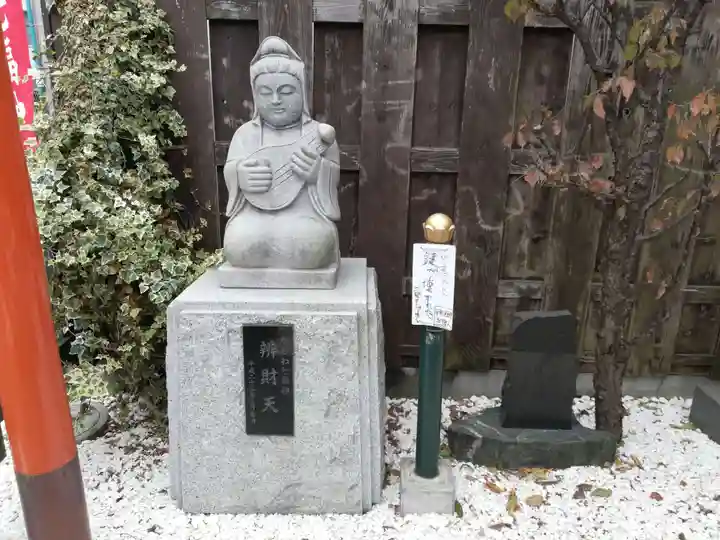 幸町辨財天の像