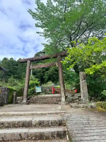 熊野那智大社の{uncategorized: "未分類", other: "その他", undefined: "問題あり", building: "その他建物", grave: "お墓", sacred_gate: "鳥居", guardian: "狛犬", statue: "像", buddha: "仏像", history: "歴史", nature: "自然", garden: "庭園", animal: "動物", pagoda: "塔", temizu: "手水舎", mountain_gate: "山門・神門", sanctuary: "本殿・本堂", subordinate: "末社・摂社", art: "芸術", scenery: "景色", jizo: "地蔵", ema: "絵馬", goshuin: "御朱印", omikuji: "おみくじ", items: "授与品その他", amulet: "お守り", goshuincho: "御朱印帳", eats: "食事", festival: "お祭り", votive_dance: "神楽", shichigosan: "七五三参", wedding: "結婚式", experience: "体験その他", initially: "初詣", around: "周辺", anti_infection: "感染症対策"}