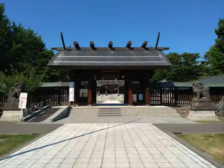 札幌護國神社の山門・神門