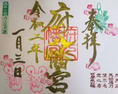 見る角度によって金にも黒にも見えます。