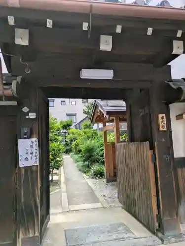 本光寺の{uncategorized: "未分類", other: "その他", undefined: "問題あり", building: "その他建物", grave: "お墓", sacred_gate: "鳥居", guardian: "狛犬", statue: "像", buddha: "仏像", history: "歴史", nature: "自然", garden: "庭園", animal: "動物", pagoda: "塔", temizu: "手水舎", mountain_gate: "山門・神門", sanctuary: "本殿・本堂", subordinate: "末社・摂社", art: "芸術", scenery: "景色", jizo: "地蔵", ema: "絵馬", goshuin: "御朱印", omikuji: "おみくじ", items: "授与品その他", amulet: "お守り", goshuincho: "御朱印帳", eats: "食事", festival: "お祭り", votive_dance: "神楽", shichigosan: "七五三参", wedding: "結婚式", experience: "体験その他", initially: "初詣", around: "周辺", anti_infection: "感染症対策"}