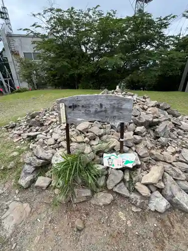 岩戸神社（砥鹿神社奥宮境外末社）の{uncategorized: "未分類", other: "その他", undefined: "問題あり", building: "その他建物", grave: "お墓", sacred_gate: "鳥居", guardian: "狛犬", statue: "像", buddha: "仏像", history: "歴史", nature: "自然", garden: "庭園", animal: "動物", pagoda: "塔", temizu: "手水舎", mountain_gate: "山門・神門", sanctuary: "本殿・本堂", subordinate: "末社・摂社", art: "芸術", scenery: "景色", jizo: "地蔵", ema: "絵馬", goshuin: "御朱印", omikuji: "おみくじ", items: "授与品その他", amulet: "お守り", goshuincho: "御朱印帳", eats: "食事", festival: "お祭り", votive_dance: "神楽", shichigosan: "七五三参", wedding: "結婚式", experience: "体験その他", initially: "初詣", around: "周辺", anti_infection: "感染症対策"}