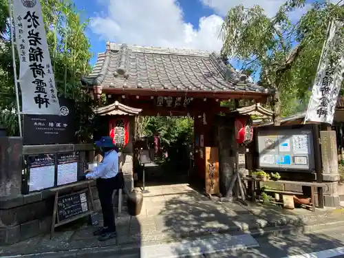 陽運寺の山門