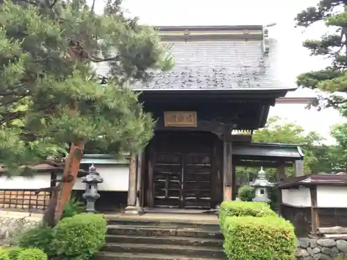 金剛山 遍照寺(真言宗) 置賜三十二番札所の山門