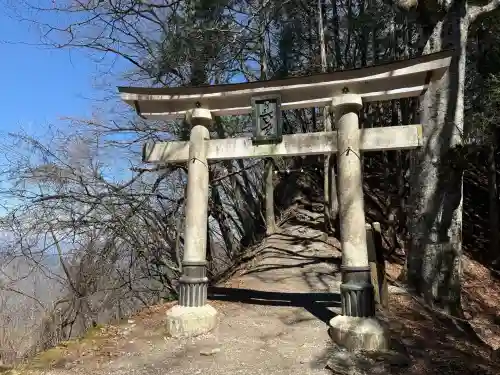 三峯神社奥宮の{uncategorized: "未分類", other: "その他", undefined: "問題あり", building: "その他建物", grave: "お墓", sacred_gate: "鳥居", guardian: "狛犬", statue: "像", buddha: "仏像", history: "歴史", nature: "自然", garden: "庭園", animal: "動物", pagoda: "塔", temizu: "手水舎", mountain_gate: "山門・神門", sanctuary: "本殿・本堂", subordinate: "末社・摂社", art: "芸術", scenery: "景色", jizo: "地蔵", ema: "絵馬", goshuin: "御朱印", omikuji: "おみくじ", items: "授与品その他", amulet: "お守り", goshuincho: "御朱印帳", eats: "食事", festival: "お祭り", votive_dance: "神楽", shichigosan: "七五三参", wedding: "結婚式", experience: "体験その他", initially: "初詣", around: "周辺", anti_infection: "感染症対策"}