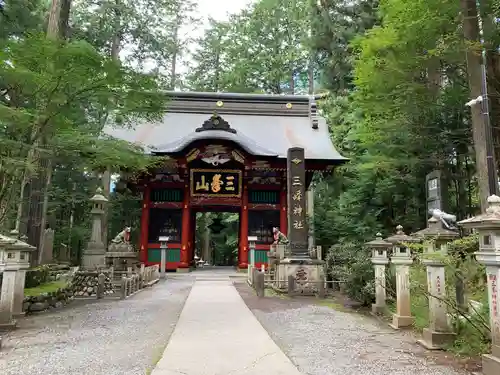 三峯神社の山門