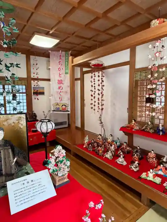 岩槻久伊豆神社の{uncategorized: "未分類", other: "その他", undefined: "問題あり", building: "その他建物", grave: "お墓", sacred_gate: "鳥居", guardian: "狛犬", statue: "像", buddha: "仏像", history: "歴史", nature: "自然", garden: "庭園", animal: "動物", pagoda: "塔", temizu: "手水舎", mountain_gate: "山門・神門", sanctuary: "本殿・本堂", subordinate: "末社・摂社", art: "芸術", scenery: "景色", jizo: "地蔵", ema: "絵馬", goshuin: "御朱印", omikuji: "おみくじ", items: "授与品その他", amulet: "お守り", goshuincho: "御朱印帳", eats: "食事", festival: "お祭り", votive_dance: "神楽", shichigosan: "七五三参", wedding: "結婚式", experience: "体験その他", initially: "初詣", around: "周辺", anti_infection: "感染症対策"}