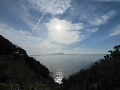 美保神社の{uncategorized: "未分類", other: "その他", undefined: "問題あり", building: "その他建物", grave: "お墓", sacred_gate: "鳥居", guardian: "狛犬", statue: "像", buddha: "仏像", history: "歴史", nature: "自然", garden: "庭園", animal: "動物", pagoda: "塔", temizu: "手水舎", mountain_gate: "山門・神門", sanctuary: "本殿・本堂", subordinate: "末社・摂社", art: "芸術", scenery: "景色", jizo: "地蔵", ema: "絵馬", goshuin: "御朱印", omikuji: "おみくじ", items: "授与品その他", amulet: "お守り", goshuincho: "御朱印帳", eats: "食事", festival: "お祭り", votive_dance: "神楽", shichigosan: "七五三参", wedding: "結婚式", experience: "体験その他", initially: "初詣", around: "周辺", anti_infection: "感染症対策"}