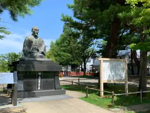 松岬神社の像