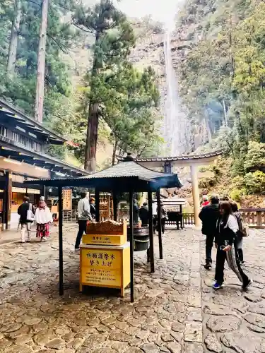 飛瀧神社（熊野那智大社別宮）の{uncategorized: "未分類", other: "その他", undefined: "問題あり", building: "その他建物", grave: "お墓", sacred_gate: "鳥居", guardian: "狛犬", statue: "像", buddha: "仏像", history: "歴史", nature: "自然", garden: "庭園", animal: "動物", pagoda: "塔", temizu: "手水舎", mountain_gate: "山門・神門", sanctuary: "本殿・本堂", subordinate: "末社・摂社", art: "芸術", scenery: "景色", jizo: "地蔵", ema: "絵馬", goshuin: "御朱印", omikuji: "おみくじ", items: "授与品その他", amulet: "お守り", goshuincho: "御朱印帳", eats: "食事", festival: "お祭り", votive_dance: "神楽", shichigosan: "七五三参", wedding: "結婚式", experience: "体験その他", initially: "初詣", around: "周辺", anti_infection: "感染症対策"}