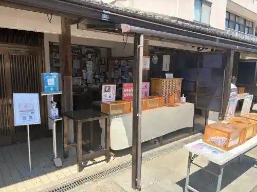 舘山寺の{uncategorized: "未分類", other: "その他", undefined: "問題あり", building: "その他建物", grave: "お墓", sacred_gate: "鳥居", guardian: "狛犬", statue: "像", buddha: "仏像", history: "歴史", nature: "自然", garden: "庭園", animal: "動物", pagoda: "塔", temizu: "手水舎", mountain_gate: "山門・神門", sanctuary: "本殿・本堂", subordinate: "末社・摂社", art: "芸術", scenery: "景色", jizo: "地蔵", ema: "絵馬", goshuin: "御朱印", omikuji: "おみくじ", items: "授与品その他", amulet: "お守り", goshuincho: "御朱印帳", eats: "食事", festival: "お祭り", votive_dance: "神楽", shichigosan: "七五三参", wedding: "結婚式", experience: "体験その他", initially: "初詣", around: "周辺", anti_infection: "感染症対策"}