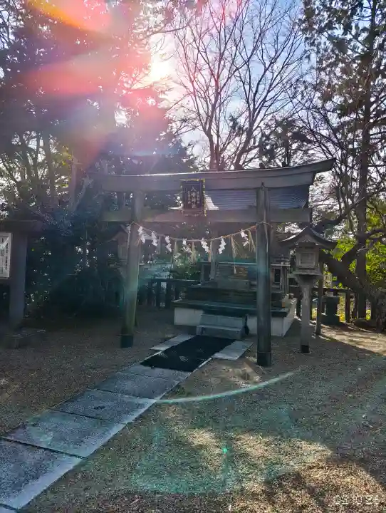 鳥屋神社の{uncategorized: "未分類", other: "その他", undefined: "問題あり", building: "その他建物", grave: "お墓", sacred_gate: "鳥居", guardian: "狛犬", statue: "像", buddha: "仏像", history: "歴史", nature: "自然", garden: "庭園", animal: "動物", pagoda: "塔", temizu: "手水舎", mountain_gate: "山門・神門", sanctuary: "本殿・本堂", subordinate: "末社・摂社", art: "芸術", scenery: "景色", jizo: "地蔵", ema: "絵馬", goshuin: "御朱印", omikuji: "おみくじ", items: "授与品その他", amulet: "お守り", goshuincho: "御朱印帳", eats: "食事", festival: "お祭り", votive_dance: "神楽", shichigosan: "七五三参", wedding: "結婚式", experience: "体験その他", initially: "初詣", around: "周辺", anti_infection: "感染症対策"}