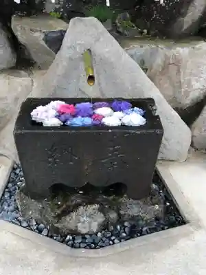 差出磯大嶽山神社 仕事と健康と厄よけの神さまの手水舎