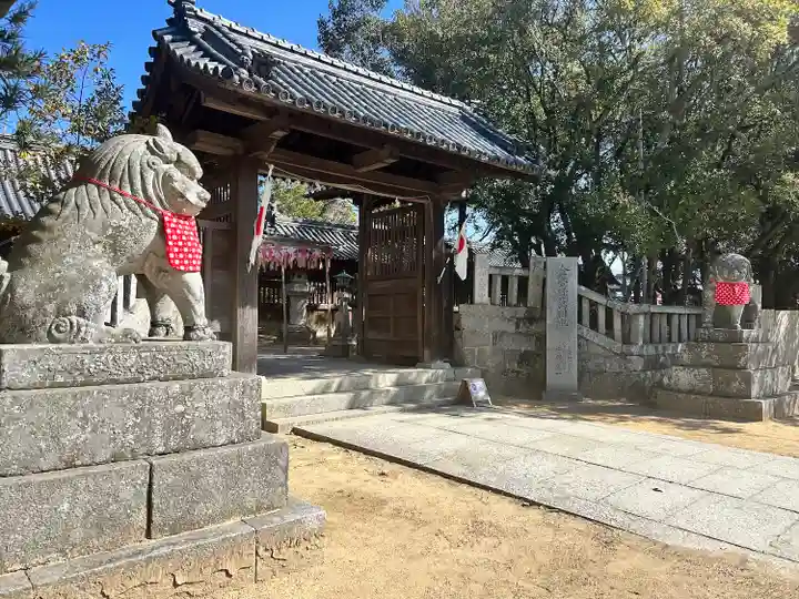 白鳥神社の山門・神門
