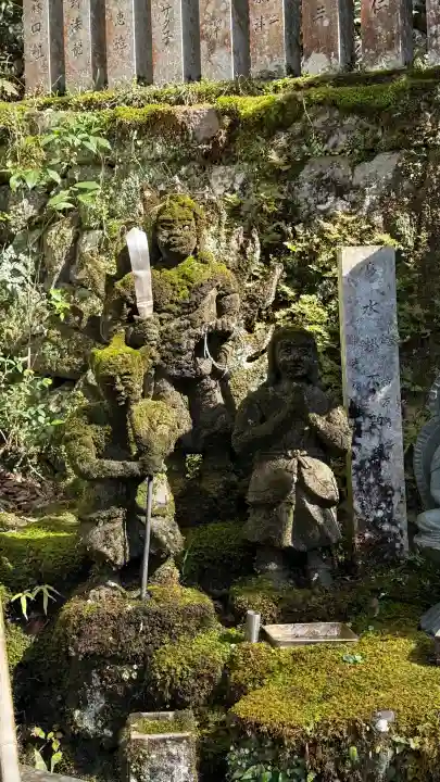 大本山七宝瀧寺の{uncategorized: "未分類", other: "その他", undefined: "問題あり", building: "その他建物", grave: "お墓", sacred_gate: "鳥居", guardian: "狛犬", statue: "像", buddha: "仏像", history: "歴史", nature: "自然", garden: "庭園", animal: "動物", pagoda: "塔", temizu: "手水舎", mountain_gate: "山門・神門", sanctuary: "本殿・本堂", subordinate: "末社・摂社", art: "芸術", scenery: "景色", jizo: "地蔵", ema: "絵馬", goshuin: "御朱印", omikuji: "おみくじ", items: "授与品その他", amulet: "お守り", goshuincho: "御朱印帳", eats: "食事", festival: "お祭り", votive_dance: "神楽", shichigosan: "七五三参", wedding: "結婚式", experience: "体験その他", initially: "初詣", around: "周辺", anti_infection: "感染症対策"}