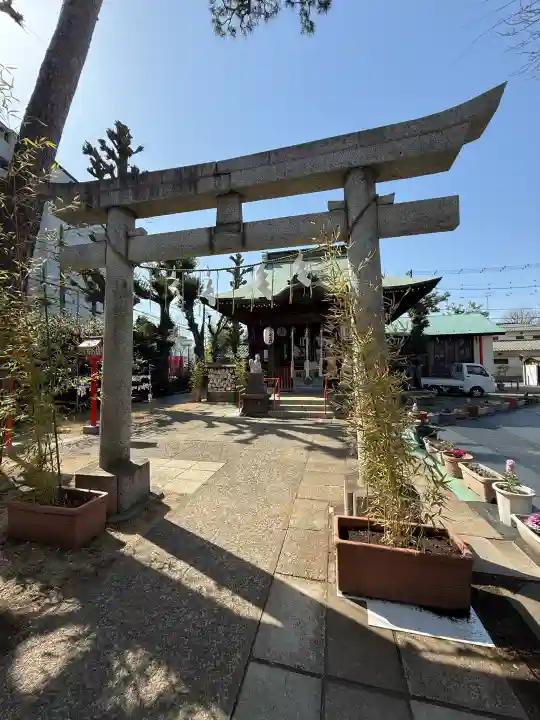 久富稲荷神社の{uncategorized: "未分類", other: "その他", undefined: "問題あり", building: "その他建物", grave: "お墓", sacred_gate: "鳥居", guardian: "狛犬", statue: "像", buddha: "仏像", history: "歴史", nature: "自然", garden: "庭園", animal: "動物", pagoda: "塔", temizu: "手水舎", mountain_gate: "山門・神門", sanctuary: "本殿・本堂", subordinate: "末社・摂社", art: "芸術", scenery: "景色", jizo: "地蔵", ema: "絵馬", goshuin: "御朱印", omikuji: "おみくじ", items: "授与品その他", amulet: "お守り", goshuincho: "御朱印帳", eats: "食事", festival: "お祭り", votive_dance: "神楽", shichigosan: "七五三参", wedding: "結婚式", experience: "体験その他", initially: "初詣", around: "周辺", anti_infection: "感染症対策"}