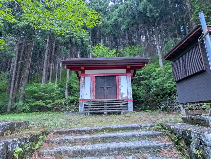 雄山神社中宮祈願殿の{uncategorized: "未分類", other: "その他", undefined: "問題あり", building: "その他建物", grave: "お墓", sacred_gate: "鳥居", guardian: "狛犬", statue: "像", buddha: "仏像", history: "歴史", nature: "自然", garden: "庭園", animal: "動物", pagoda: "塔", temizu: "手水舎", mountain_gate: "山門・神門", sanctuary: "本殿・本堂", subordinate: "末社・摂社", art: "芸術", scenery: "景色", jizo: "地蔵", ema: "絵馬", goshuin: "御朱印", omikuji: "おみくじ", items: "授与品その他", amulet: "お守り", goshuincho: "御朱印帳", eats: "食事", festival: "お祭り", votive_dance: "神楽", shichigosan: "七五三参", wedding: "結婚式", experience: "体験その他", initially: "初詣", around: "周辺", anti_infection: "感染症対策"}