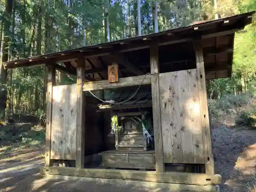 下永野熊野神社の{uncategorized: "未分類", other: "その他", undefined: "問題あり", building: "その他建物", grave: "お墓", sacred_gate: "鳥居", guardian: "狛犬", statue: "像", buddha: "仏像", history: "歴史", nature: "自然", garden: "庭園", animal: "動物", pagoda: "塔", temizu: "手水舎", mountain_gate: "山門・神門", sanctuary: "本殿・本堂", subordinate: "末社・摂社", art: "芸術", scenery: "景色", jizo: "地蔵", ema: "絵馬", goshuin: "御朱印", omikuji: "おみくじ", items: "授与品その他", amulet: "お守り", goshuincho: "御朱印帳", eats: "食事", festival: "お祭り", votive_dance: "神楽", shichigosan: "七五三参", wedding: "結婚式", experience: "体験その他", initially: "初詣", around: "周辺", anti_infection: "感染症対策"}