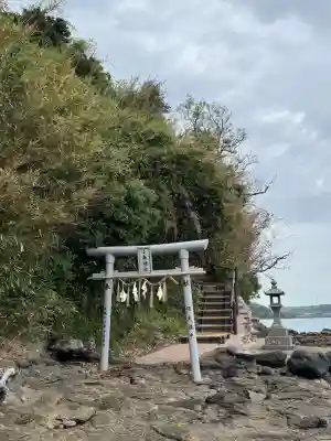 小島神社の{uncategorized: "未分類", other: "その他", undefined: "問題あり", building: "その他建物", grave: "お墓", sacred_gate: "鳥居", guardian: "狛犬", statue: "像", buddha: "仏像", history: "歴史", nature: "自然", garden: "庭園", animal: "動物", pagoda: "塔", temizu: "手水舎", mountain_gate: "山門・神門", sanctuary: "本殿・本堂", subordinate: "末社・摂社", art: "芸術", scenery: "景色", jizo: "地蔵", ema: "絵馬", goshuin: "御朱印", omikuji: "おみくじ", items: "授与品その他", amulet: "お守り", goshuincho: "御朱印帳", eats: "食事", festival: "お祭り", votive_dance: "神楽", shichigosan: "七五三参", wedding: "結婚式", experience: "体験その他", initially: "初詣", around: "周辺", anti_infection: "感染症対策"}