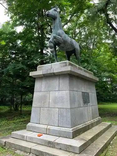 帯廣神社の像