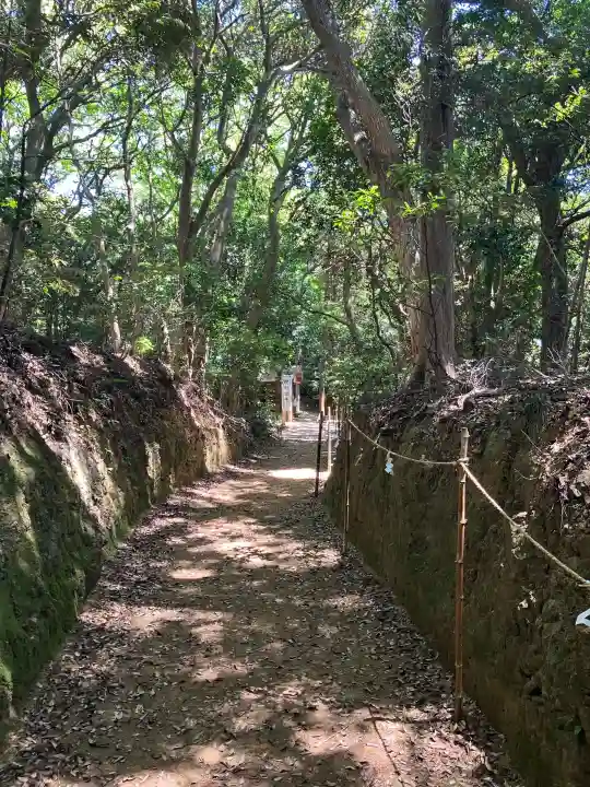 伊射波神社の{uncategorized: "未分類", other: "その他", undefined: "問題あり", building: "その他建物", grave: "お墓", sacred_gate: "鳥居", guardian: "狛犬", statue: "像", buddha: "仏像", history: "歴史", nature: "自然", garden: "庭園", animal: "動物", pagoda: "塔", temizu: "手水舎", mountain_gate: "山門・神門", sanctuary: "本殿・本堂", subordinate: "末社・摂社", art: "芸術", scenery: "景色", jizo: "地蔵", ema: "絵馬", goshuin: "御朱印", omikuji: "おみくじ", items: "授与品その他", amulet: "お守り", goshuincho: "御朱印帳", eats: "食事", festival: "お祭り", votive_dance: "神楽", shichigosan: "七五三参", wedding: "結婚式", experience: "体験その他", initially: "初詣", around: "周辺", anti_infection: "感染症対策"}