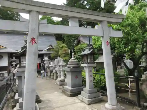 白蛇辨財天の鳥居