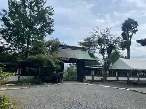月読神社（松尾大社摂社）の山門・神門